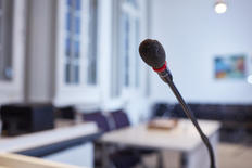 Mikrofon im Gerichtssaal